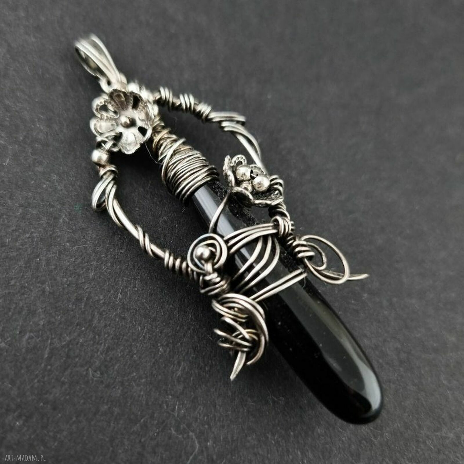 Czarny sztylet - srebrny wisior z onyksu w technice wire-wrapping