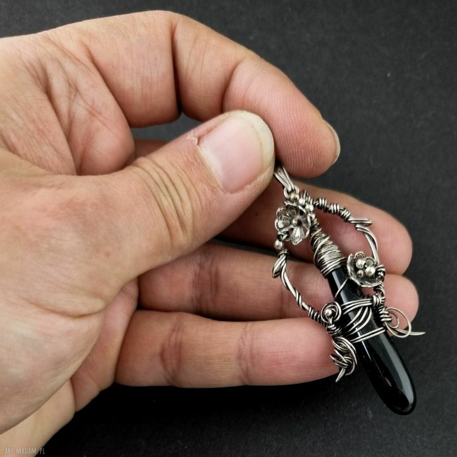 Czarny sztylet - srebrny wisior z onyksu w technice wire-wrapping