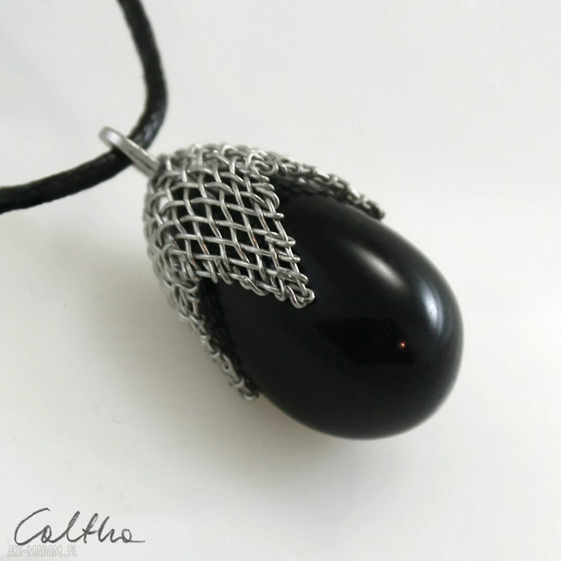 Czarny wisiorek kropla w siateczce - szklana zawieszka handmade