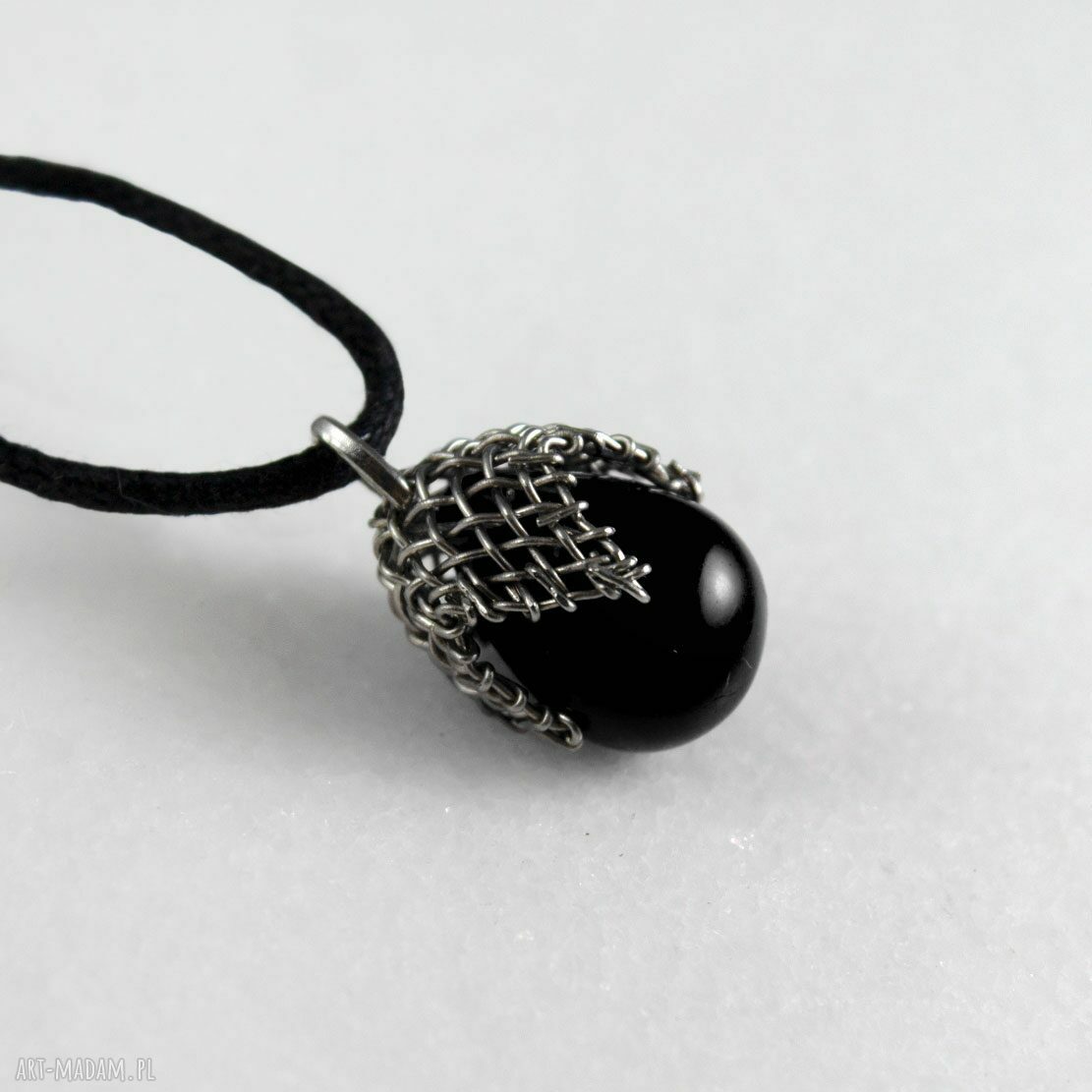 Czarny wisiorek XS w metalowej siateczce - szklana kropla boho (handmade)