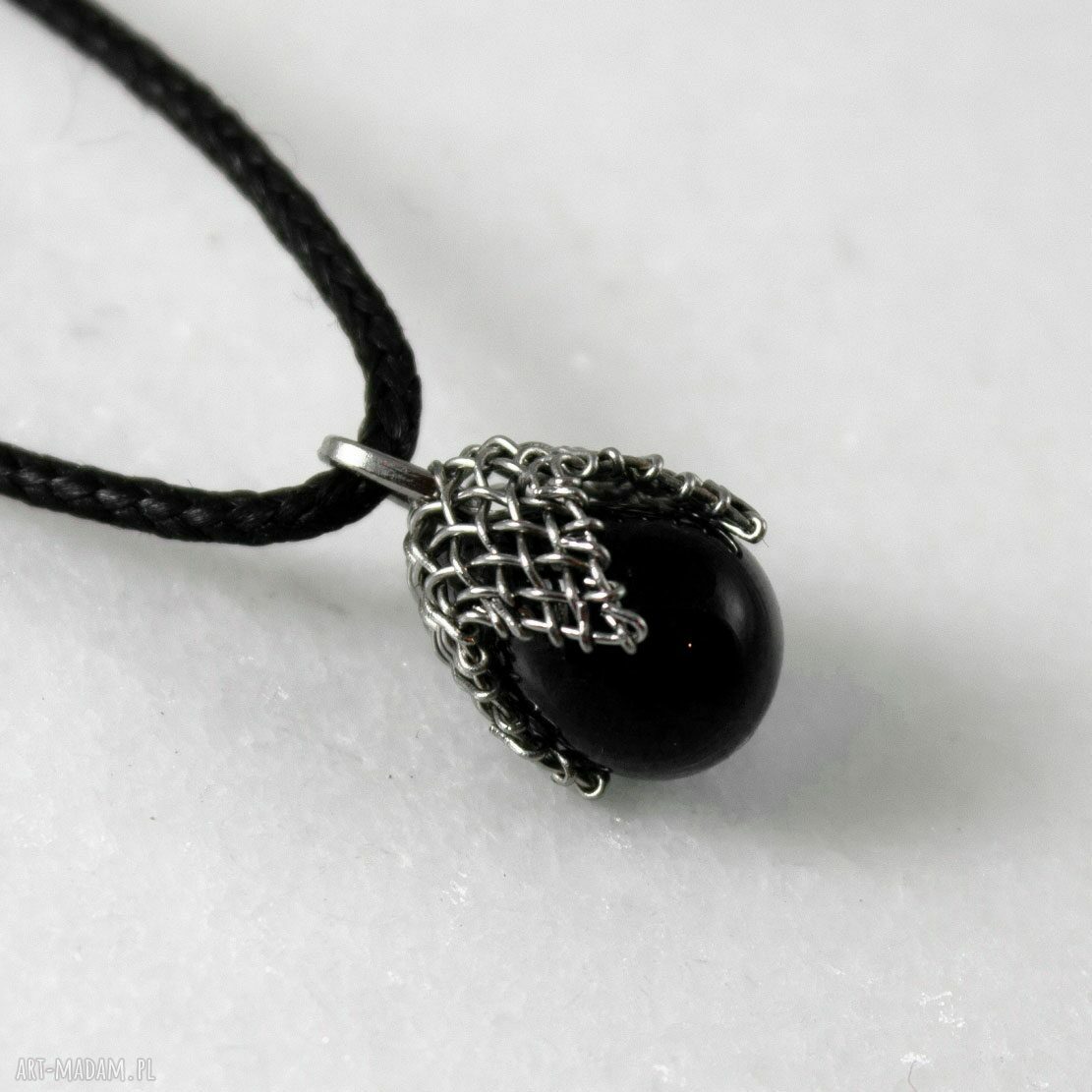 Czarny wisiorek XS w metalowej siateczce - szklana kropla boho handmade