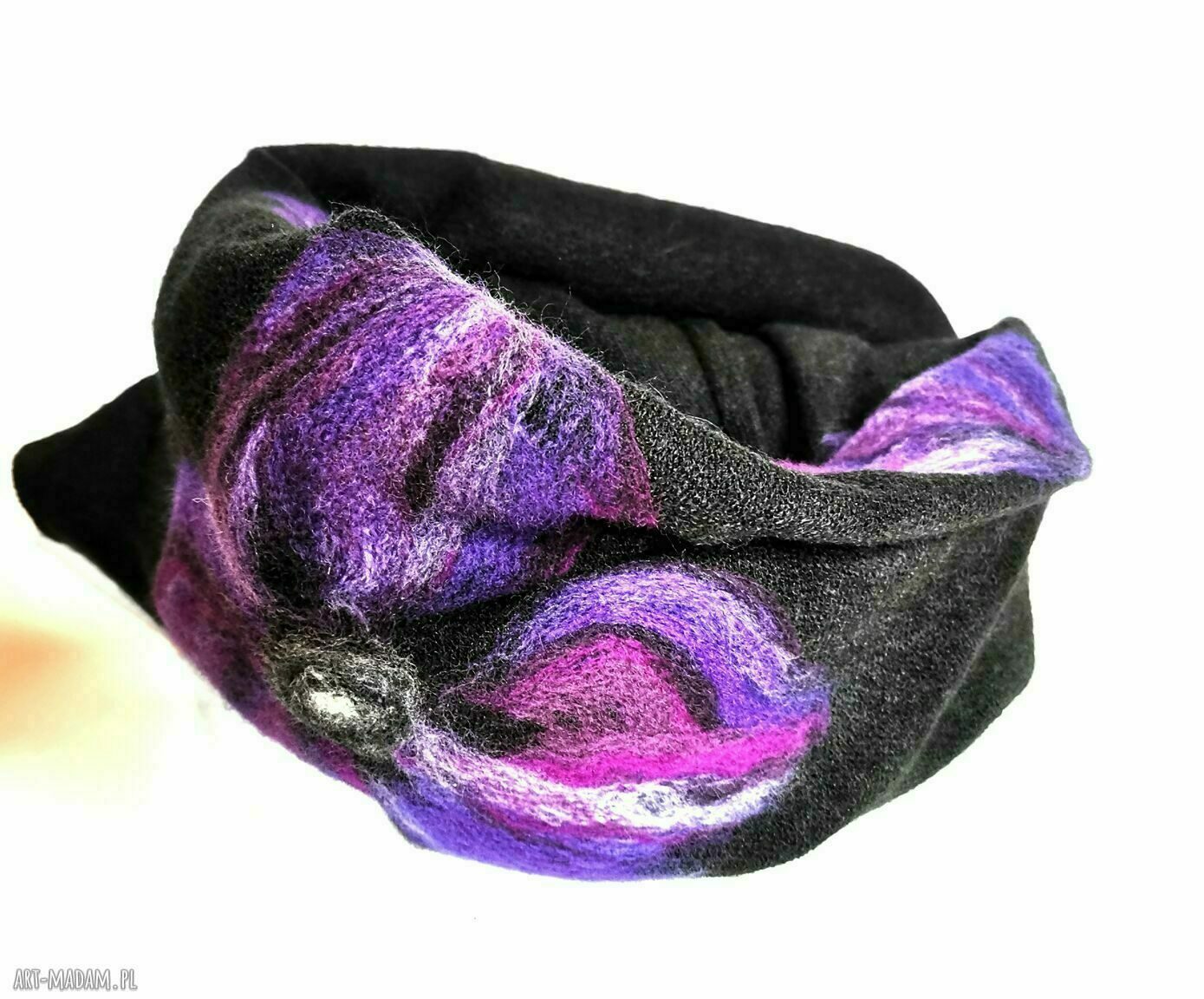 Czarny filcowany komplet z wełny merino - czapka i komin w kwiaty