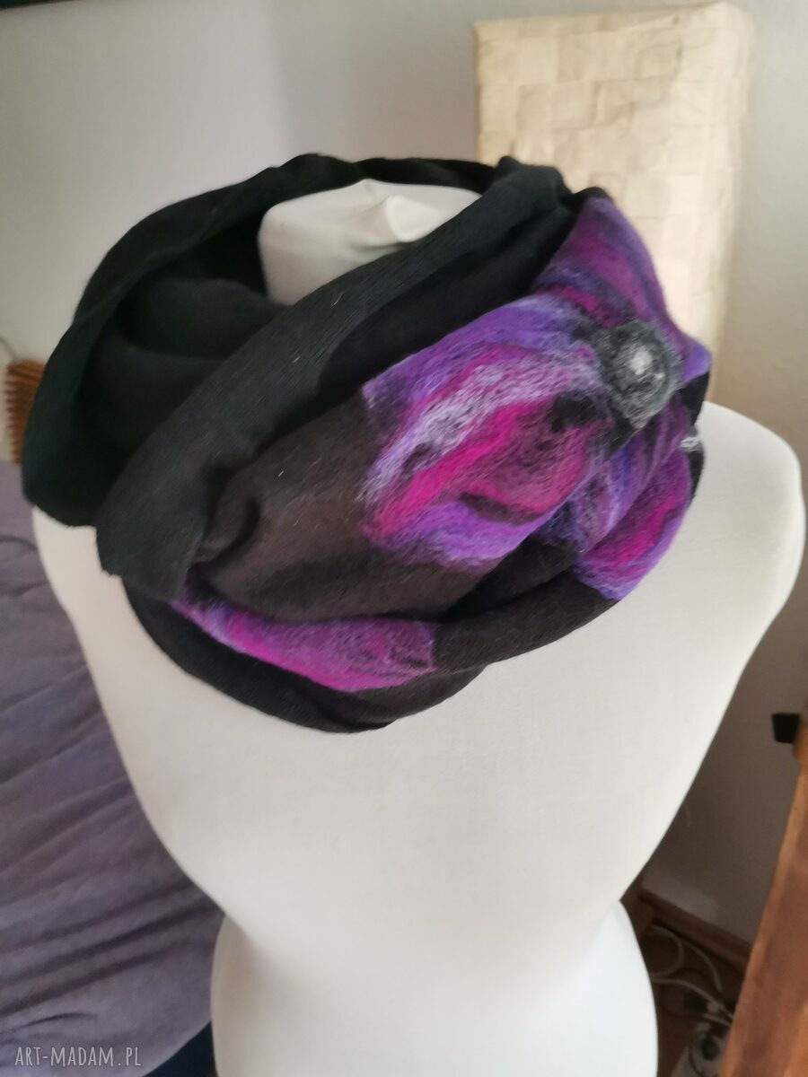 Czarny komplet boho - filcowany komin i czapka z wełny merynosów w kwiaty