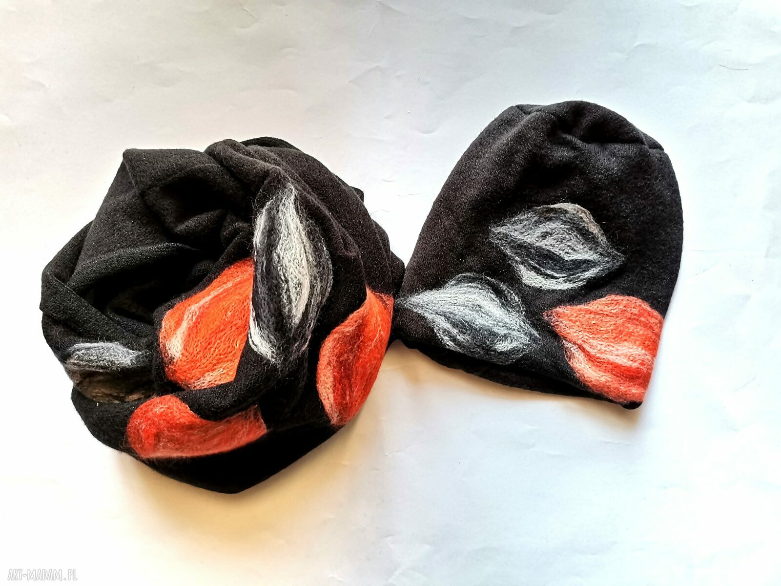 Czarny komplet wełniany w kwiaty: komin i czapka filcowane na zimę (handmade)