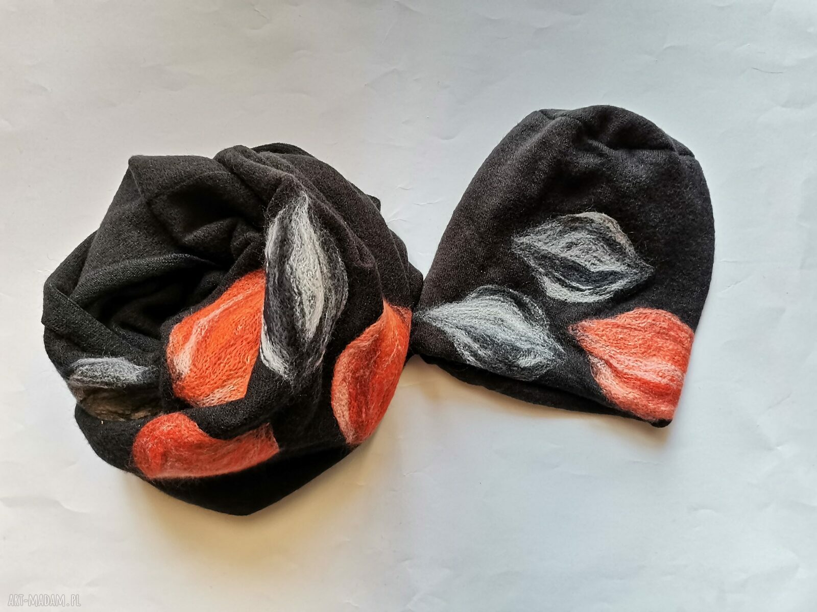 Czarny komplet wełniany w kwiaty: komin i czapka filcowane na zimę (handmade)