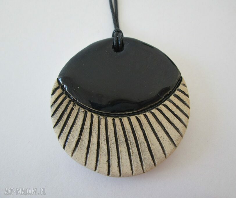 czarny wisiorek ceramiczny