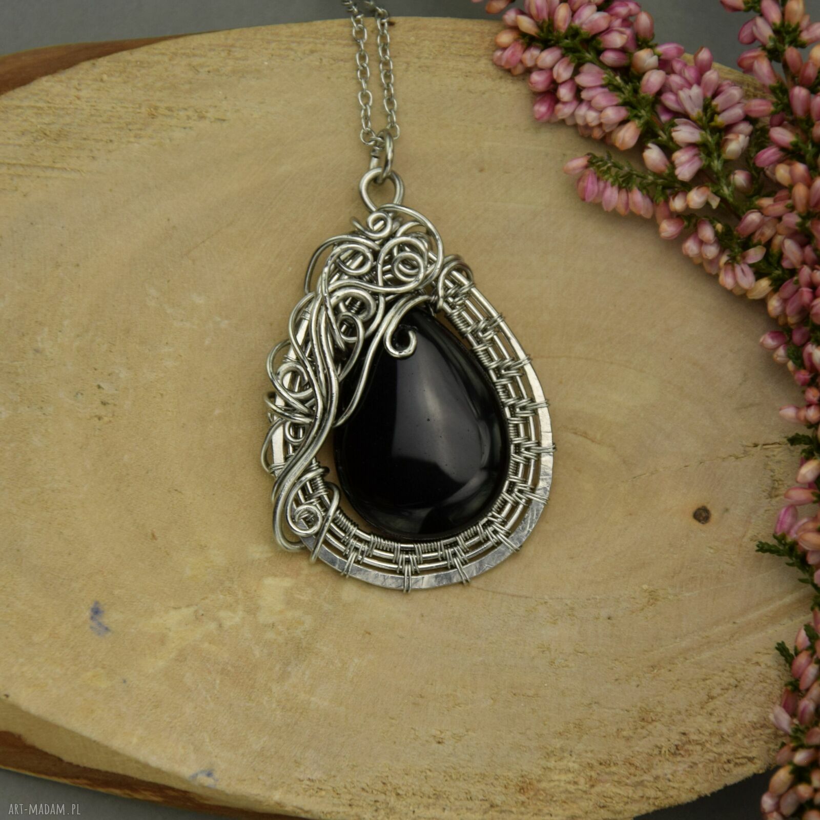 Wisiorek czarny onyks - wire wrapping ze stali chirurgicznej (unikat)