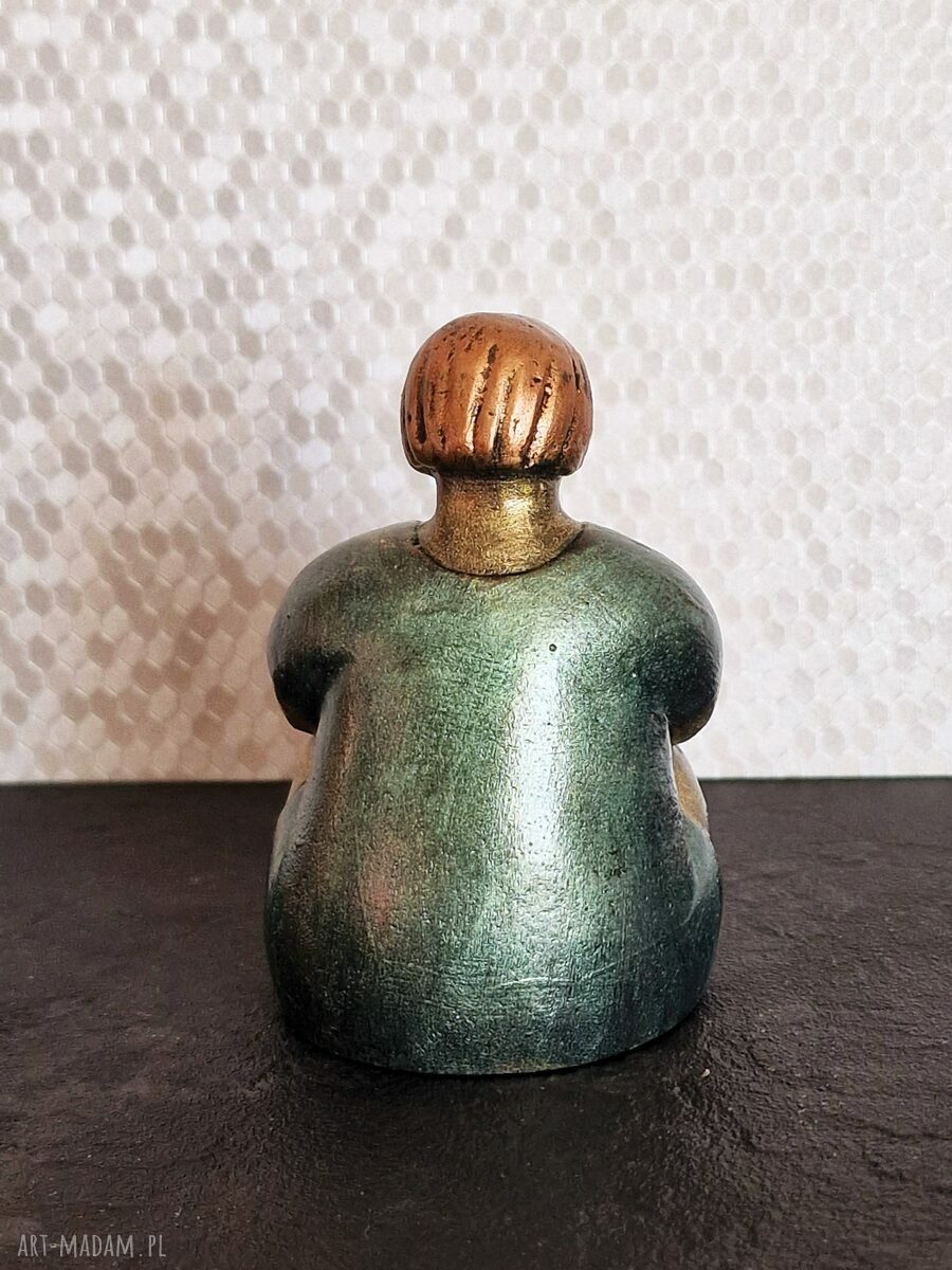 Czas relaksu z Moniką - rzeźba z gipsu kobieca figurka