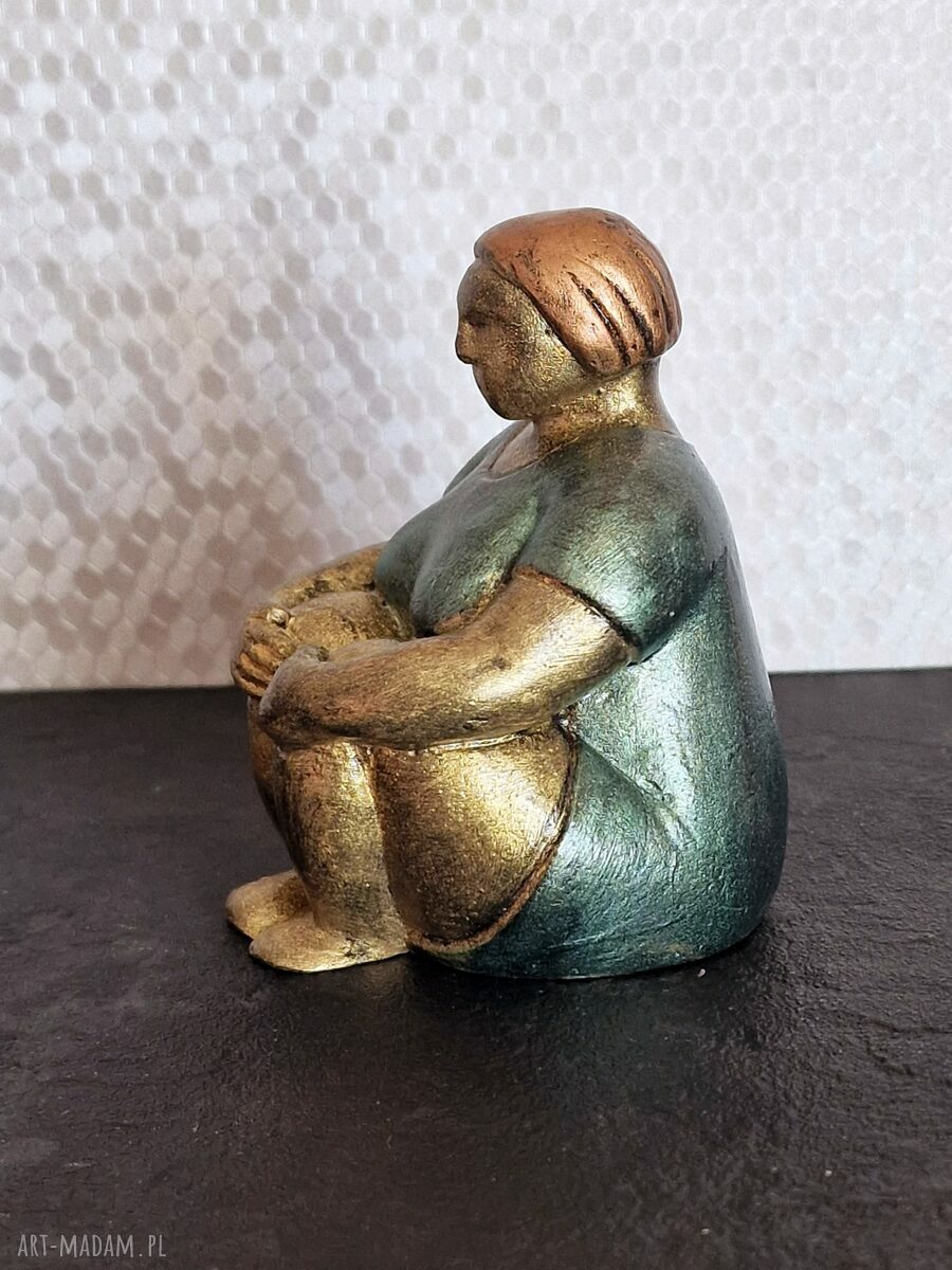 Czas relaksu z Moniką - rzeźba z gipsu kobieca figurka