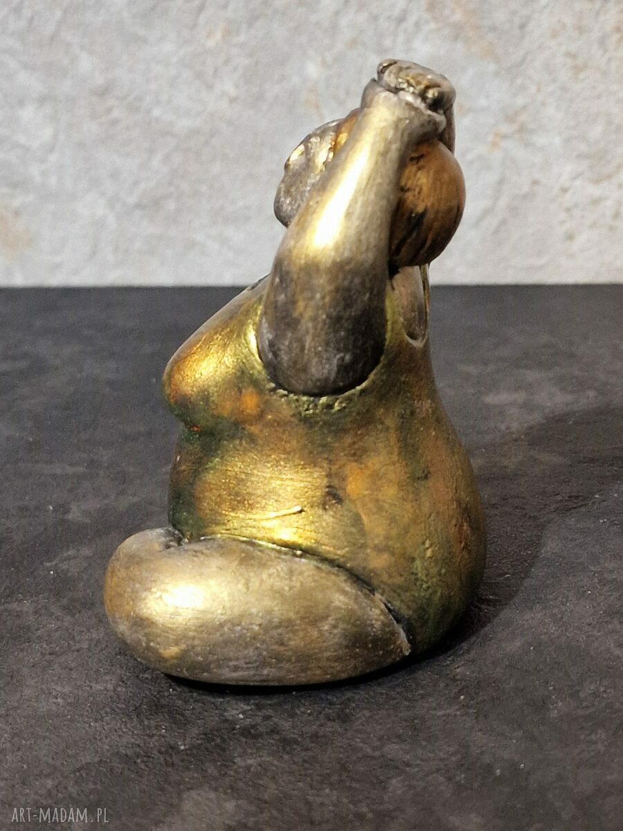 Czas relaksu z... Magdą - rzeźba z gipsu, figurka kobiety do relaksu