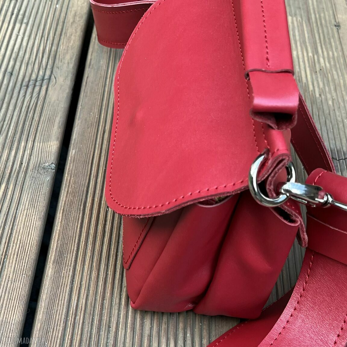 Czerwona mała torebka na ramię ze skóry ręcznie robiona, z dwiema klapami na magnesy