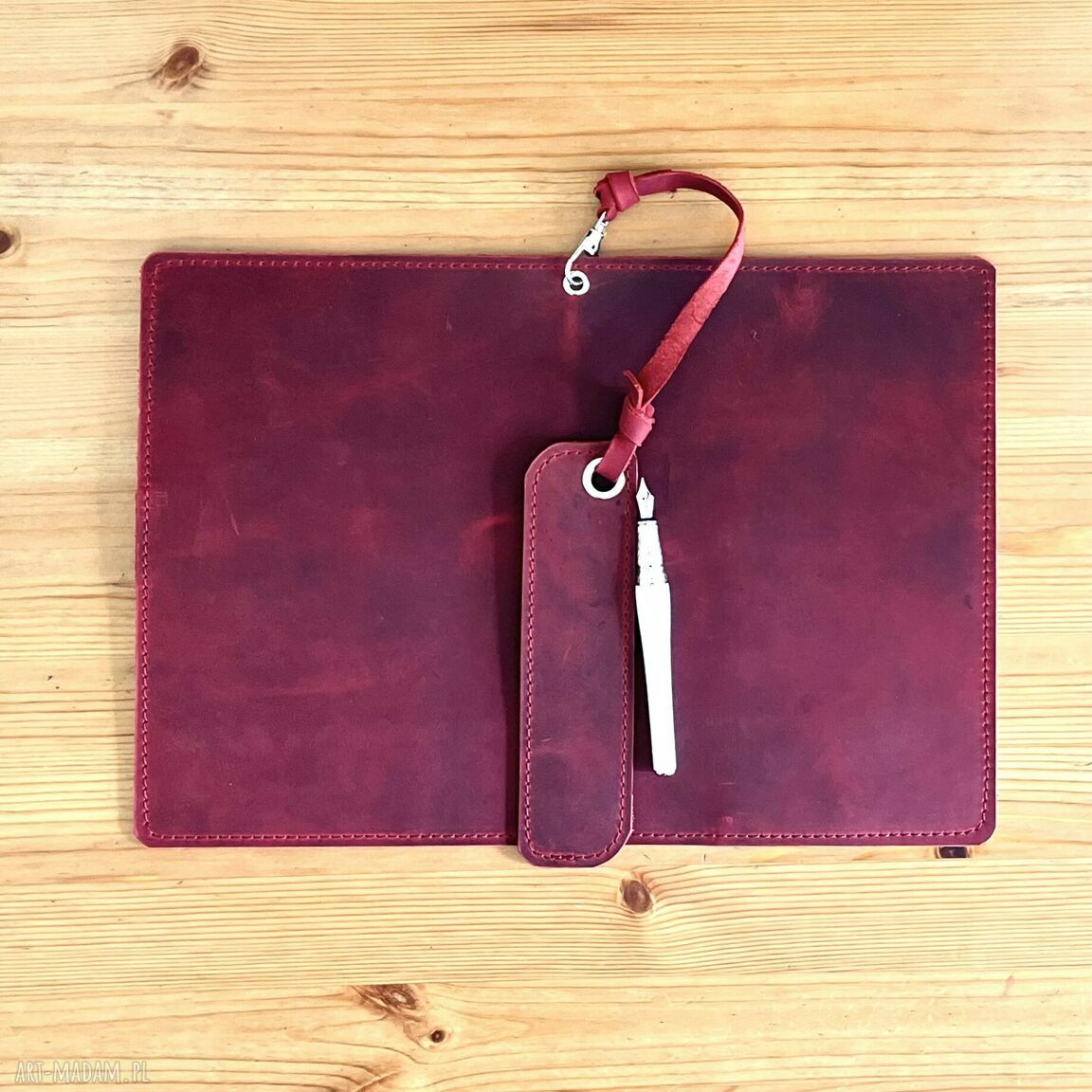 etui: Czerwona skórzana okładka na zeszyt formatu A5. Ręcznie robione