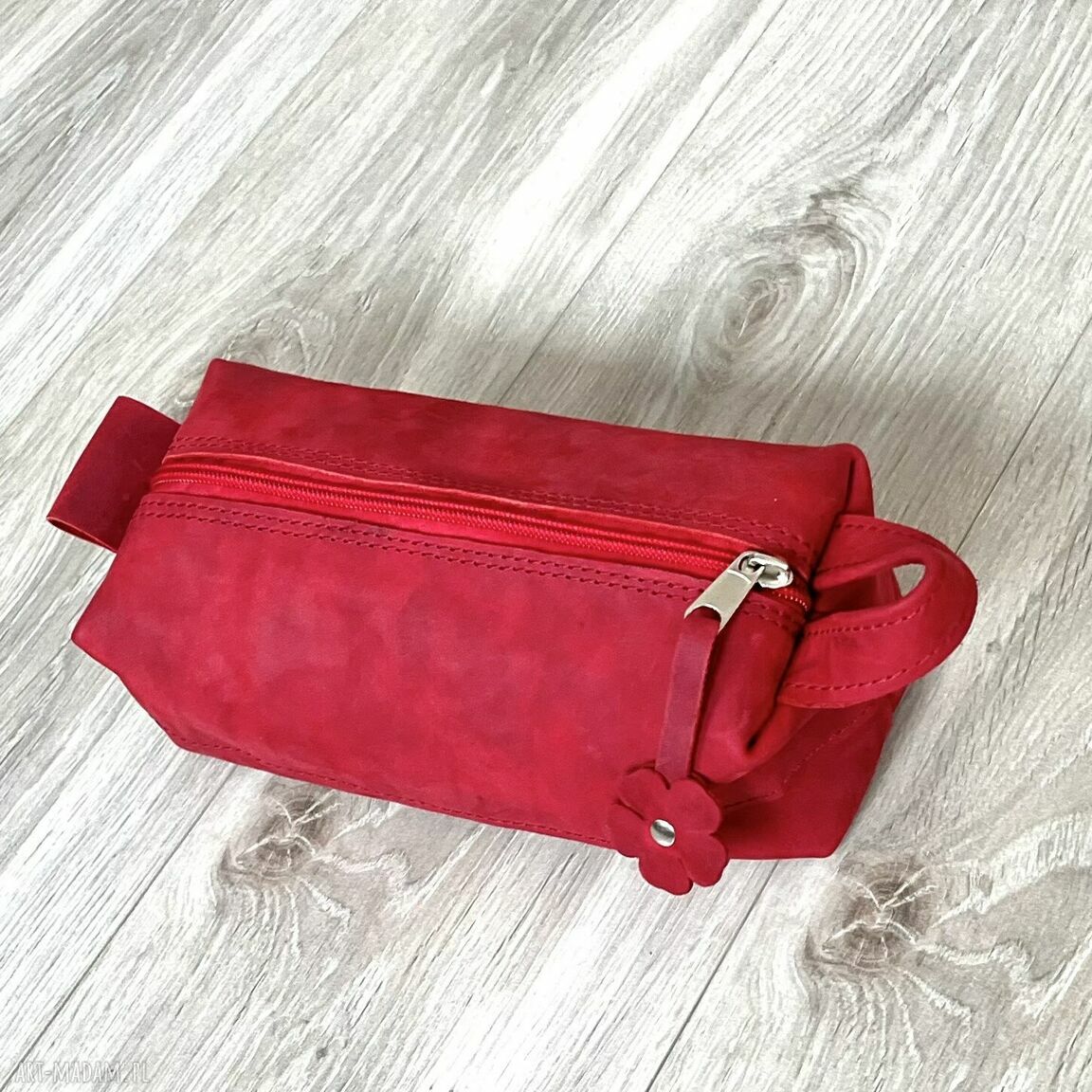 Czerwona średniej wielkości kosmetyczka skórzana mała kosmetycxka