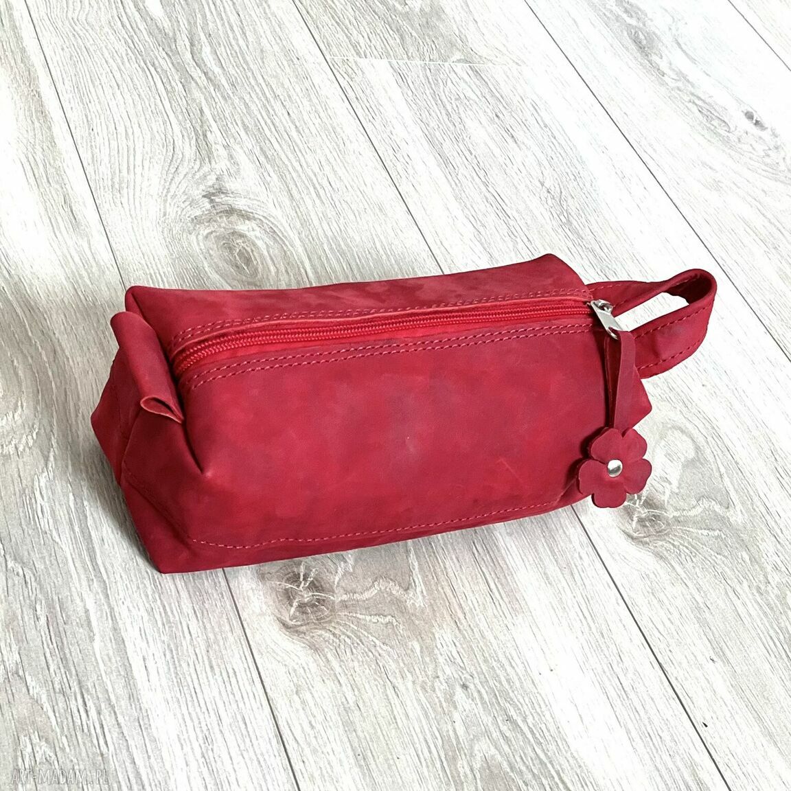 kosmetyczki: Czerwona średniej wielkości kosmetyczka skórzana. Ręcznie wykonane