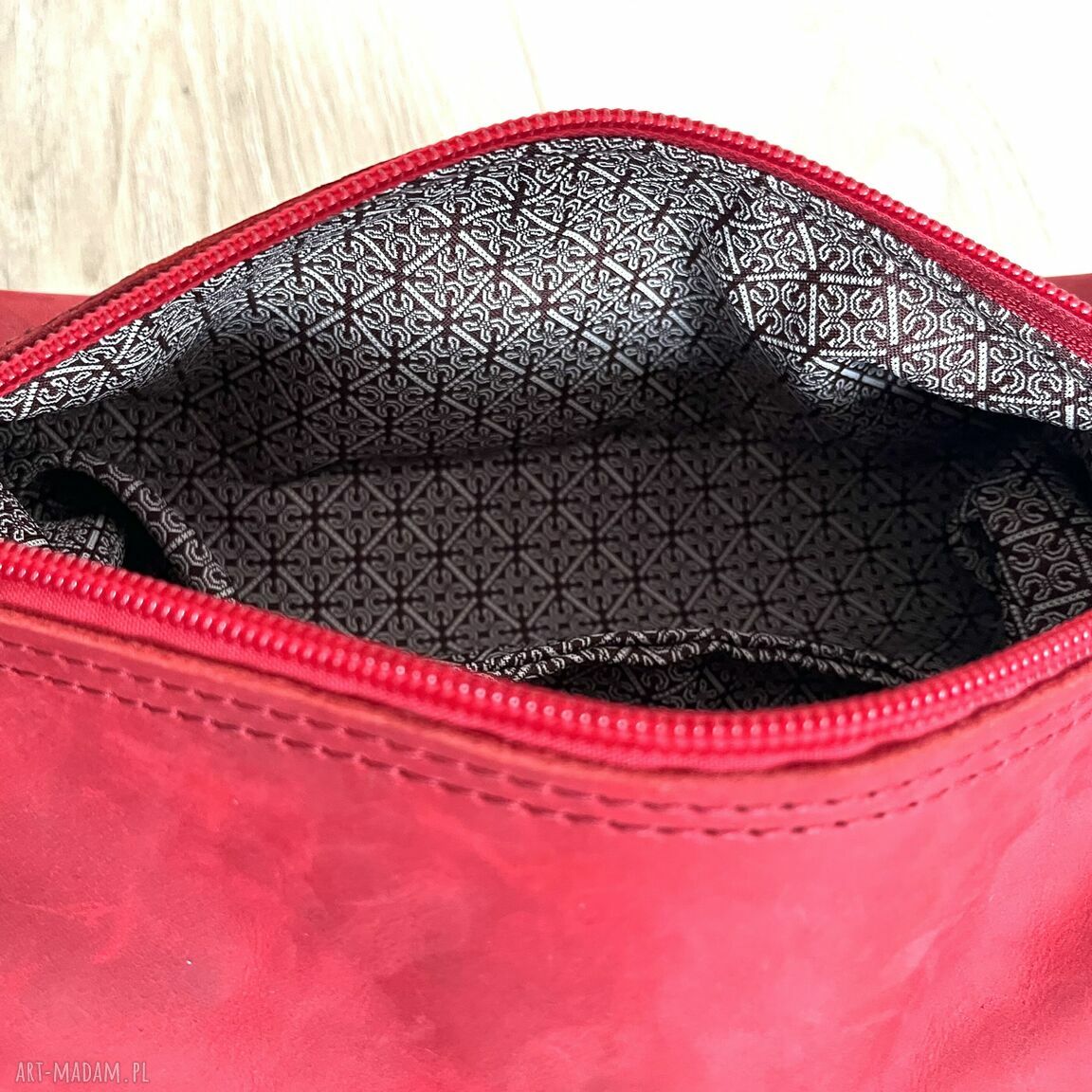 kosmetyczki: Czerwona średniej wielkości kosmetyczka skórzana. Ręcznie wykonane