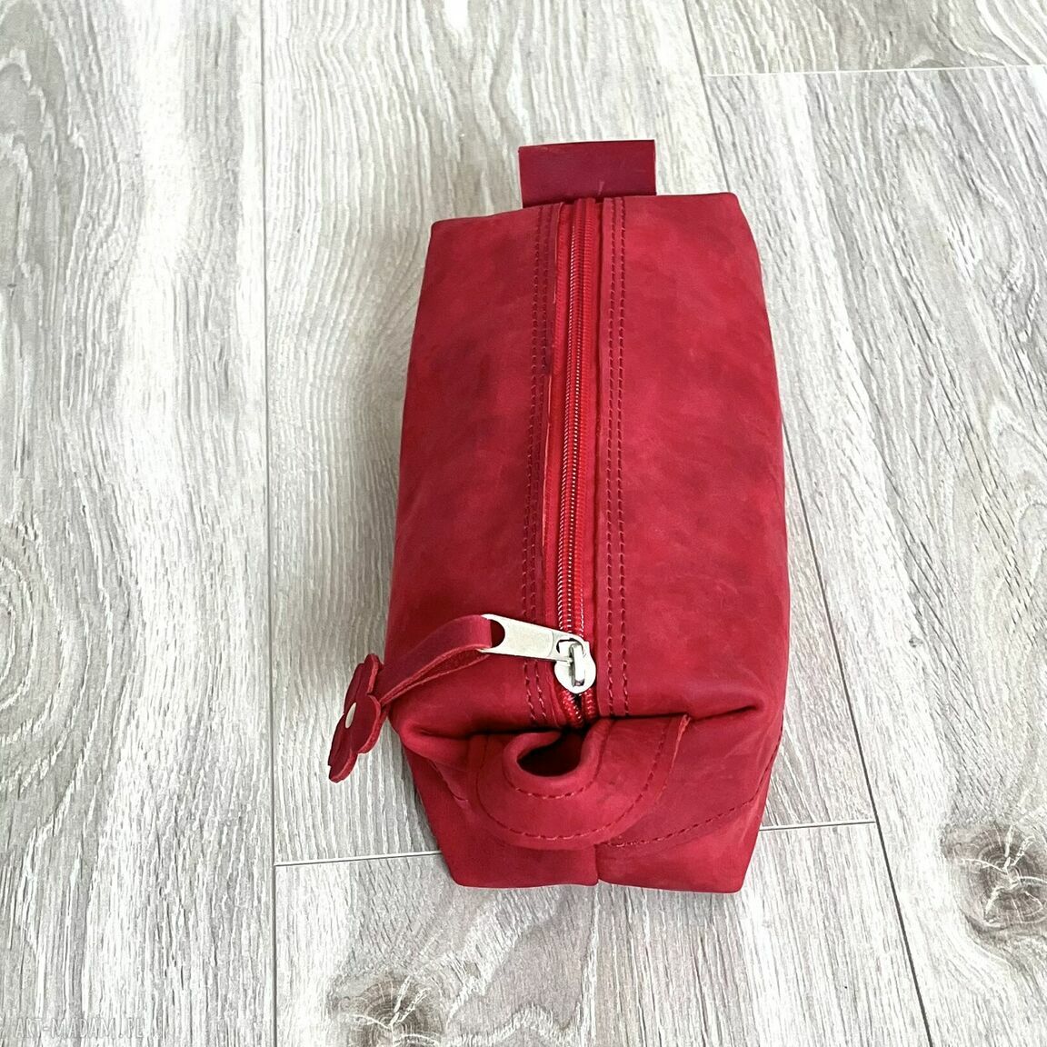 kosmetyczki: Czerwona średniej wielkości kosmetyczka skórzana. Ręcznie wykonane