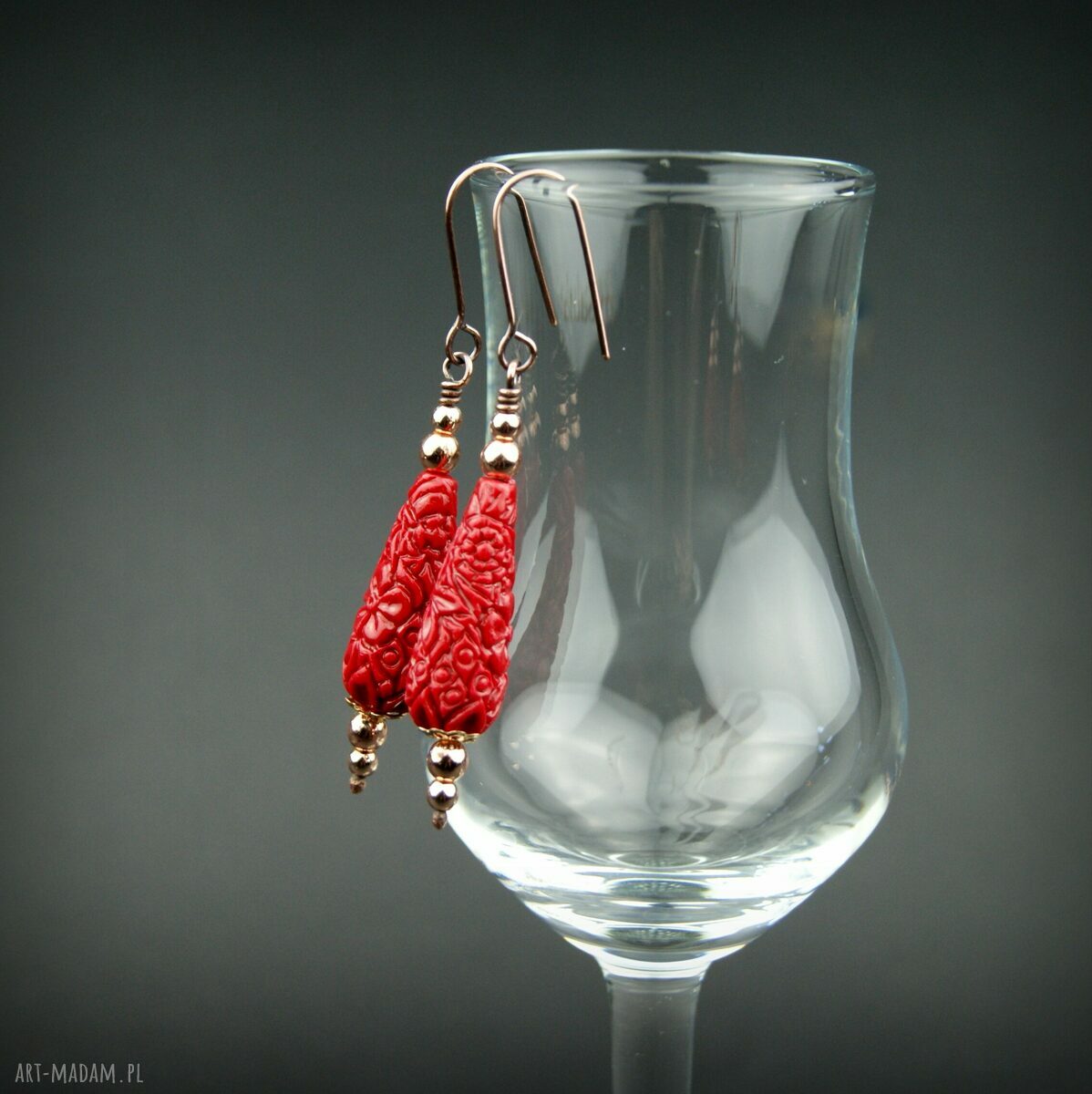 Czerwone kolczyki z rzeźbionych kamieni - miedziane wiszące handmade