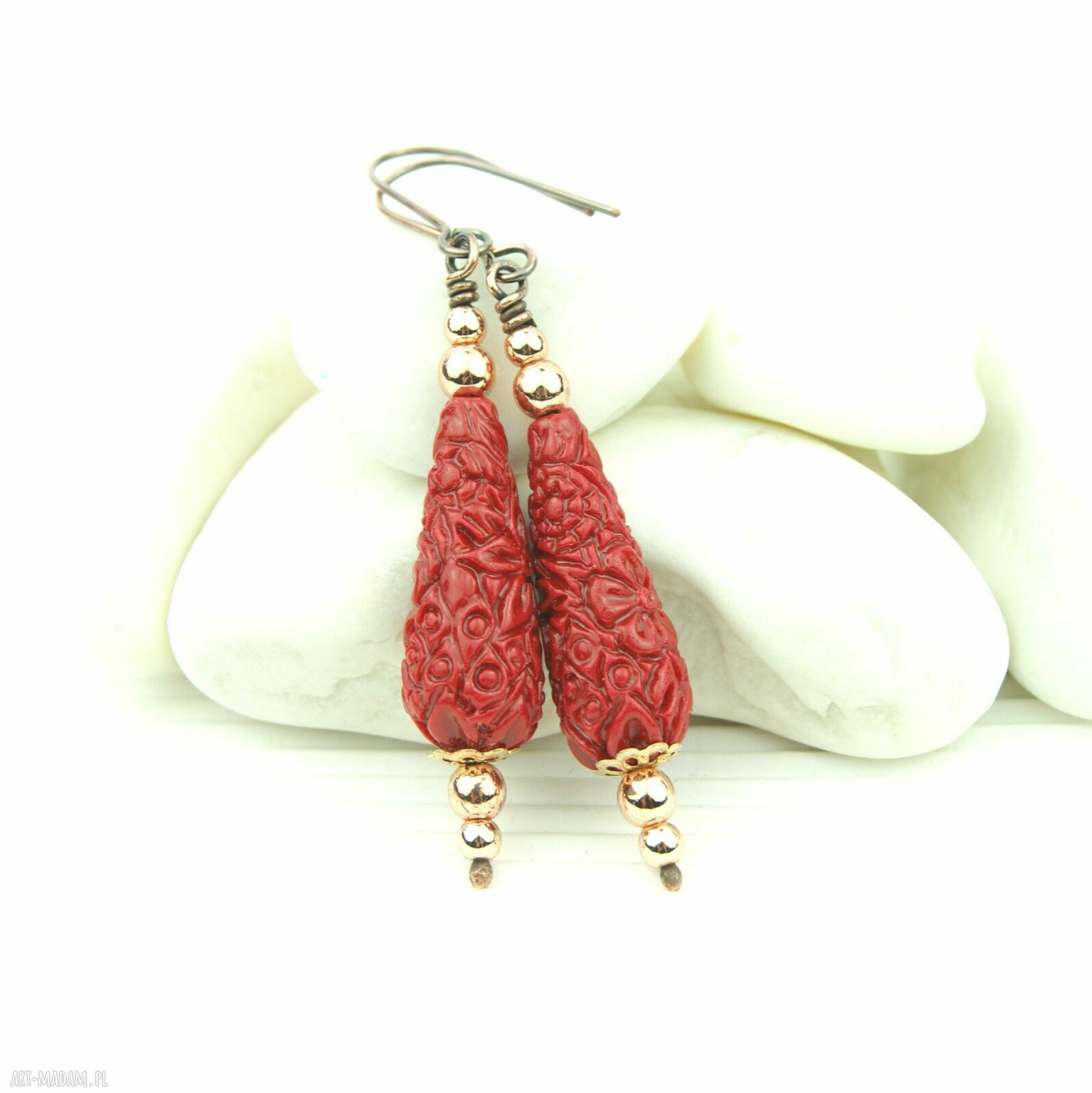 Czerwone kolczyki z rzeźbionych kamieni - miedziane wiszące handmade