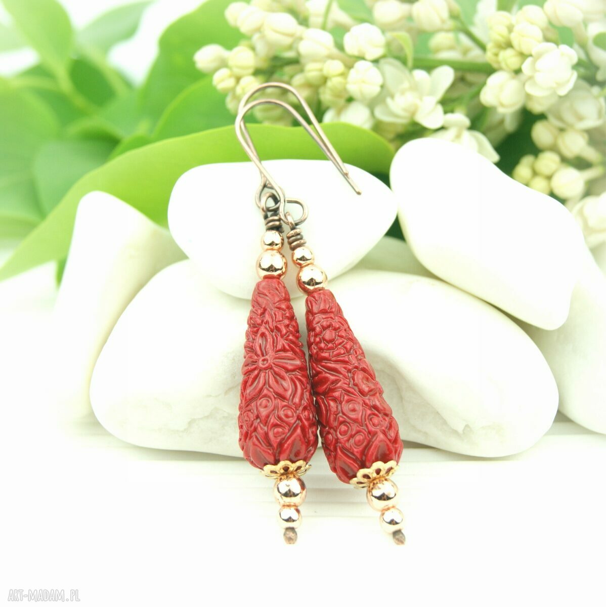 Czerwone kolczyki z rzeźbionych kamieni - miedziane wiszące handmade