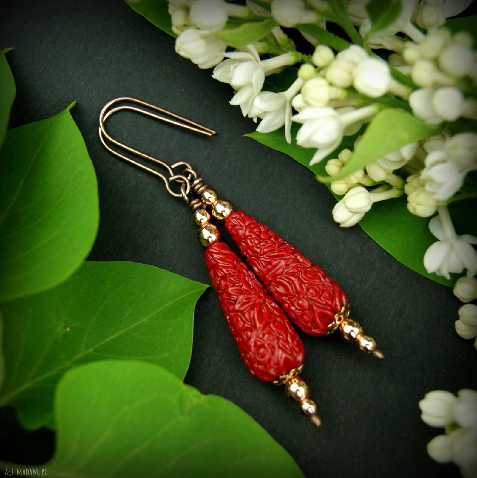 Czerwone kolczyki z rzeźbionych kamieni - miedziane wiszące handmade