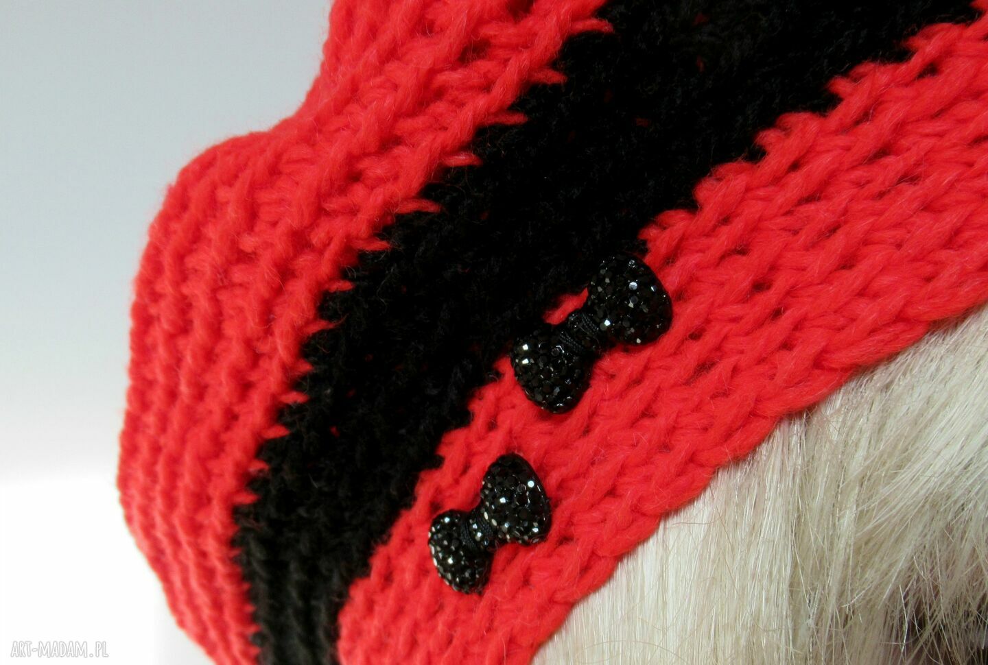 Czerwono-czarny beret z kokardkami - handmade