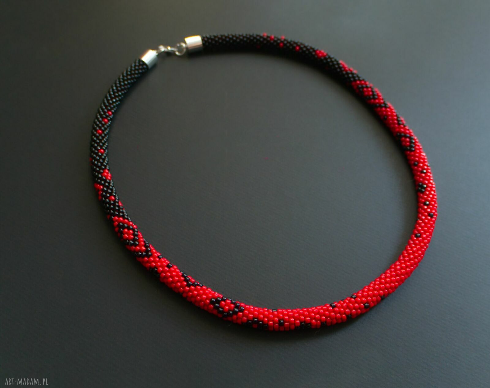 Czerwono-czarny naszyjnik koralikowy - długi sznur 63,5 cm