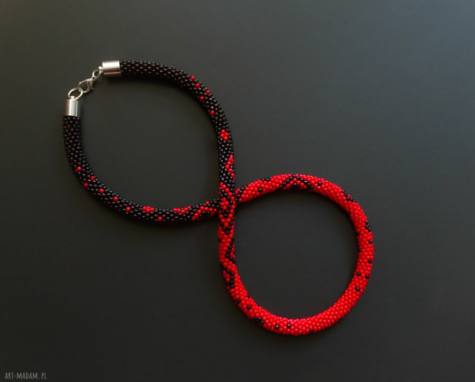 Czerwono-czarny naszyjnik koralikowy - długi sznur 63,5 cm
