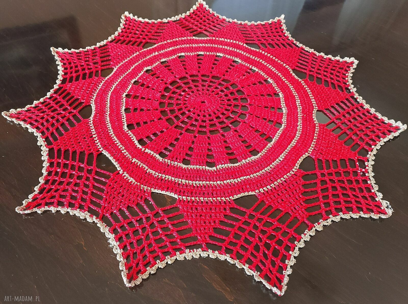 Ręcznie robiona serwetka czerwono-złota w kształcie gwiazdy (45 cm)