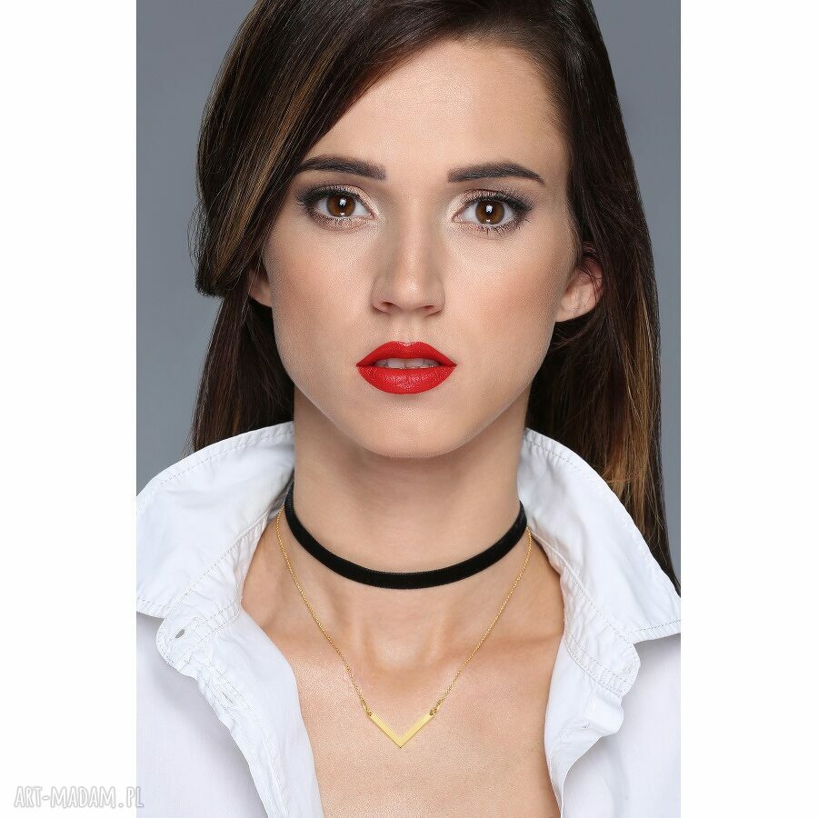 Czerwony aksamitny choker z łańcuszkiem i zawieszką