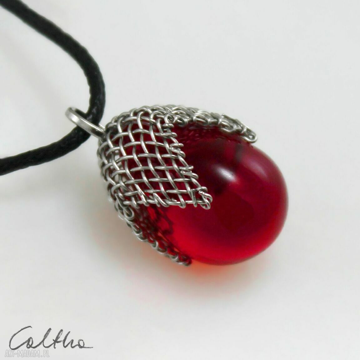 Czerwony wisiorek z szklanej kropli w metalowej siateczce - prosty naszyjnik handmade