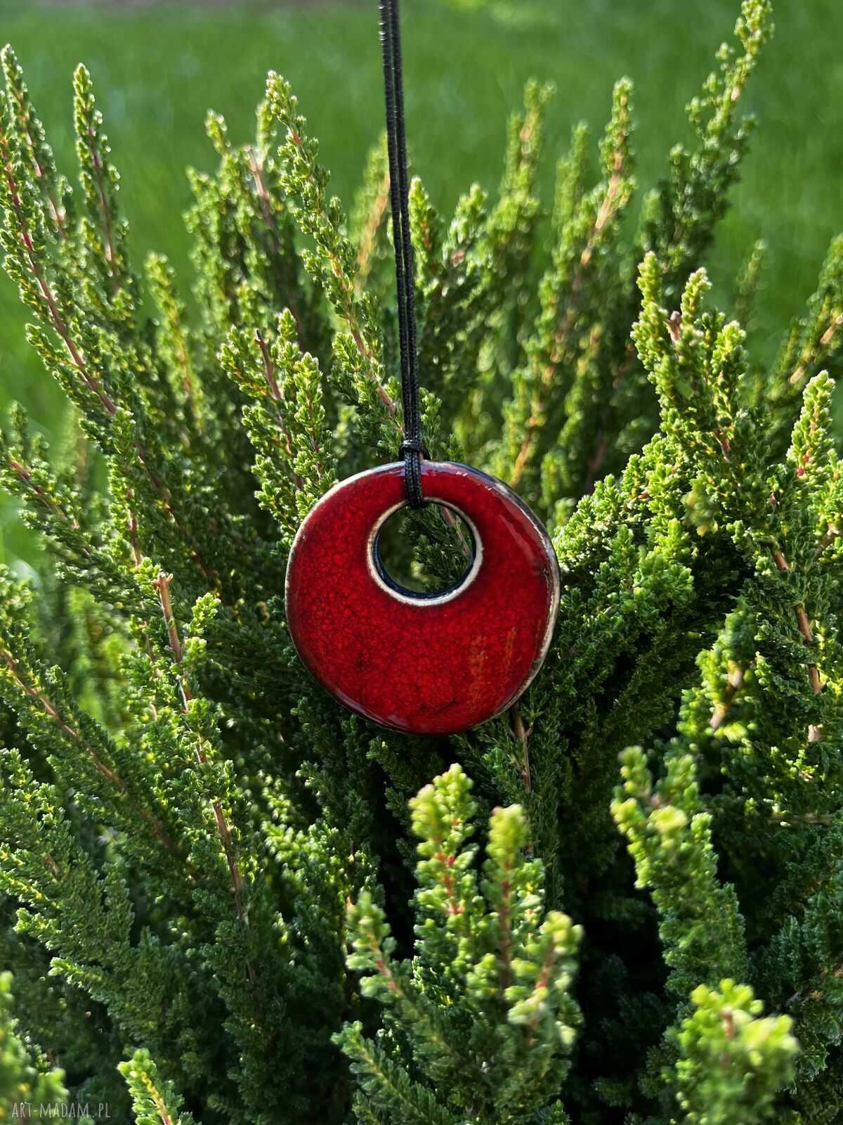 Czerwony ceramiczny wisiorek handmade na czarnym sznurku