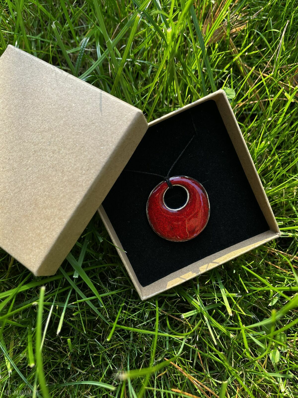 Czerwony ceramiczny wisiorek handmade na czarnym sznurku