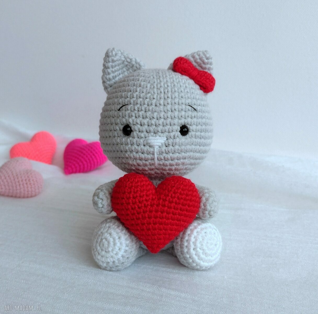 Kotek z czerwonym serduszkiem - szydełkowa maskotka handmade