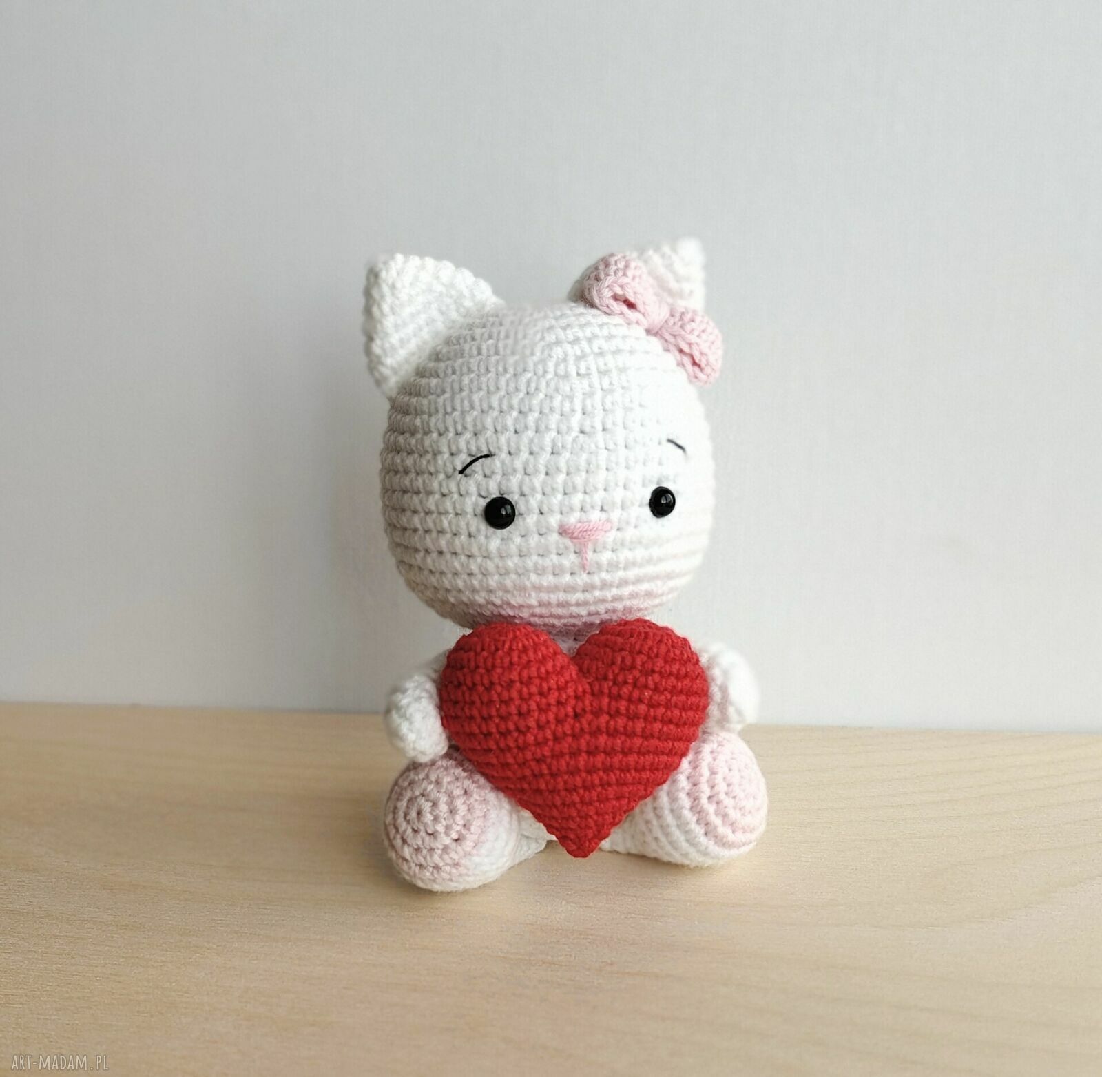 Kotek z czerwonym serduszkiem na Walentynki - maskotka handmade
