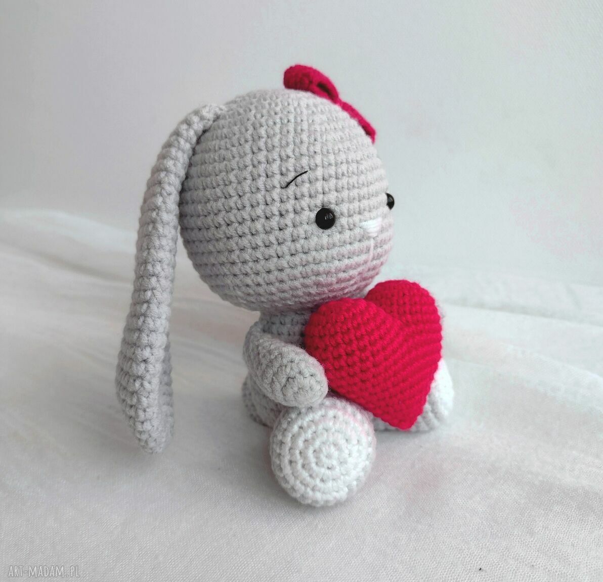 Króliczek z czerwonym serduszkiem - walentynkowy prezent handmade dla niej
