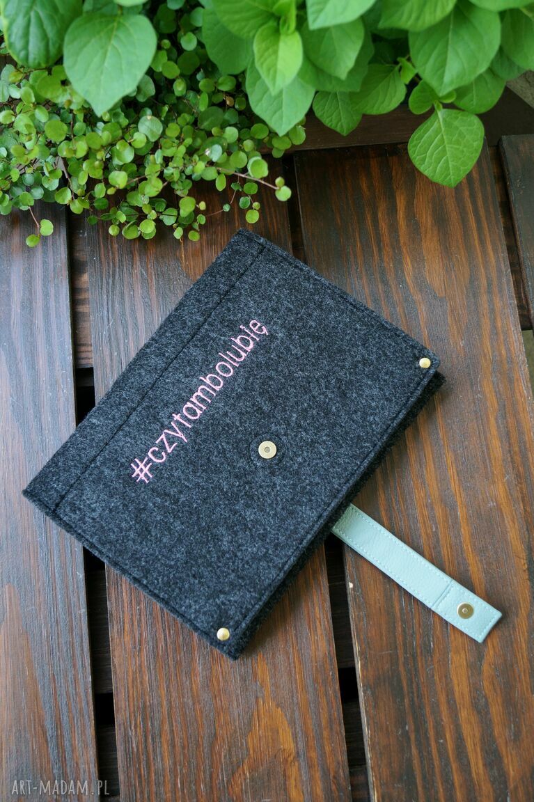 Etui na czytnik e-book z haftem #czytambolubię
