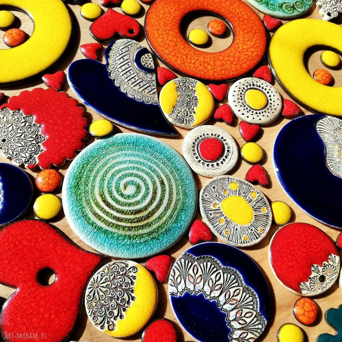 Żółte okrągłe kolczyki ceramiczne na antyalergicznych sztyftach - lekkie i ekologiczne