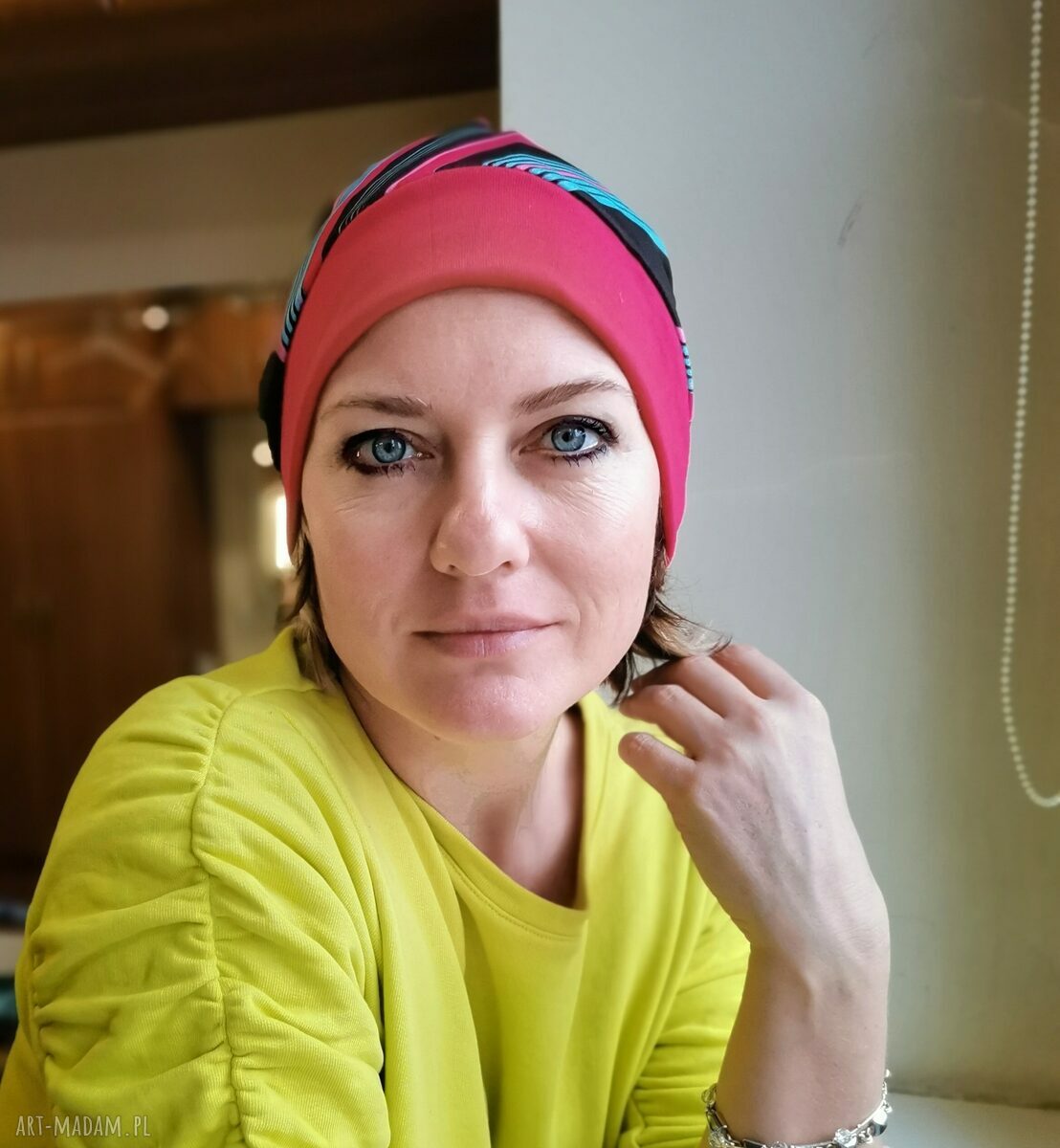 Folkowa czapka damska na podszewce - obwód uniwersalny i kolorowe paski