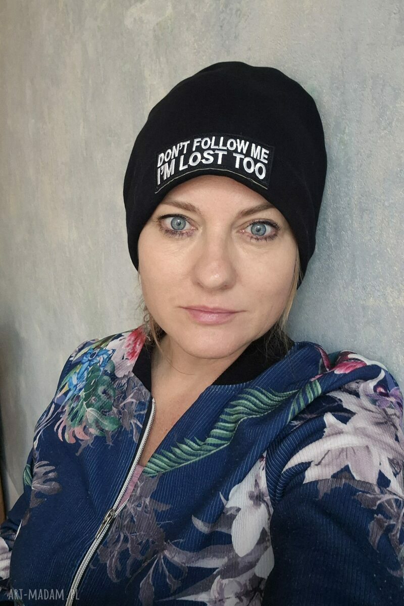 Czapka unisex na podszewce „Uwaga poezja: mam wiele wątpliwości”