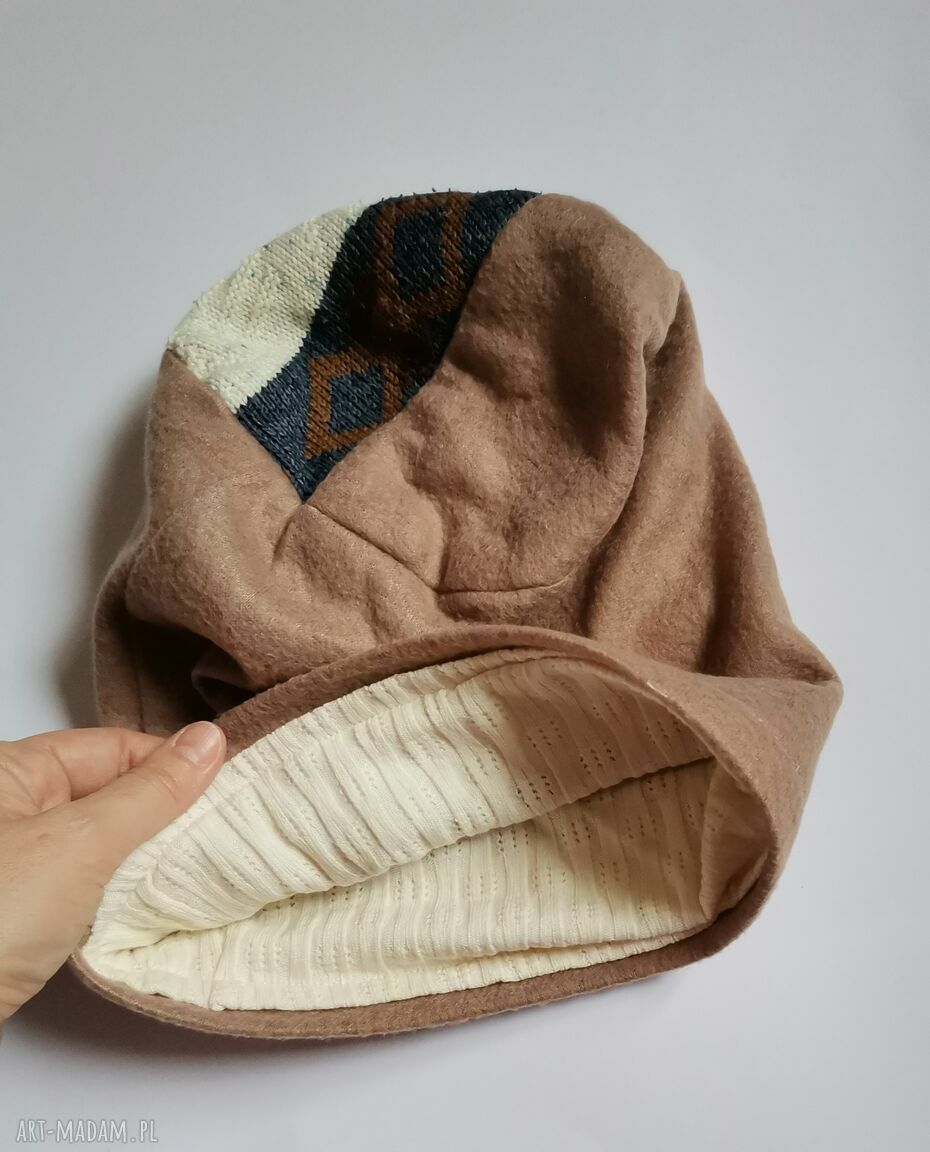 Beżowa czapka damska na podszewce w klimacie folk - etno i boho