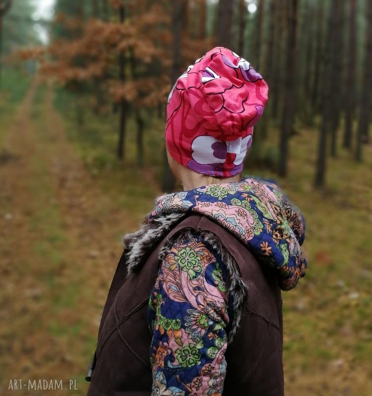 Czapka damska sportowa dzianinowa w kwiaty na podszewce