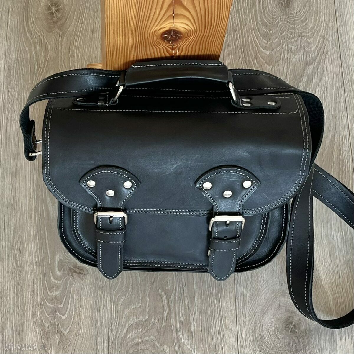 na ramię: Czarna torba ze skóry na ramię obszyta szarą nitką. Ręcznie wykonane