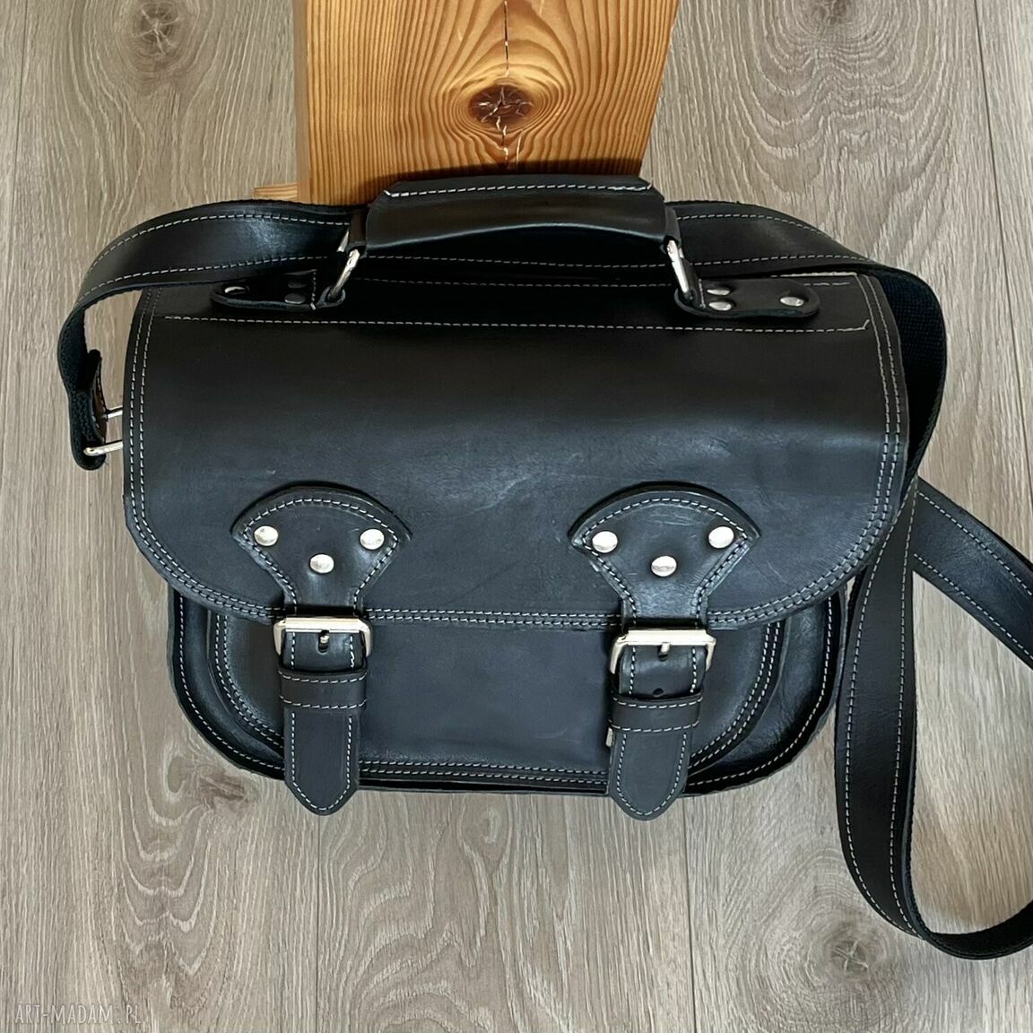 na ramię: Czarna torba ze skóry na ramię obszyta szarą nitką. Ręcznie wykonane