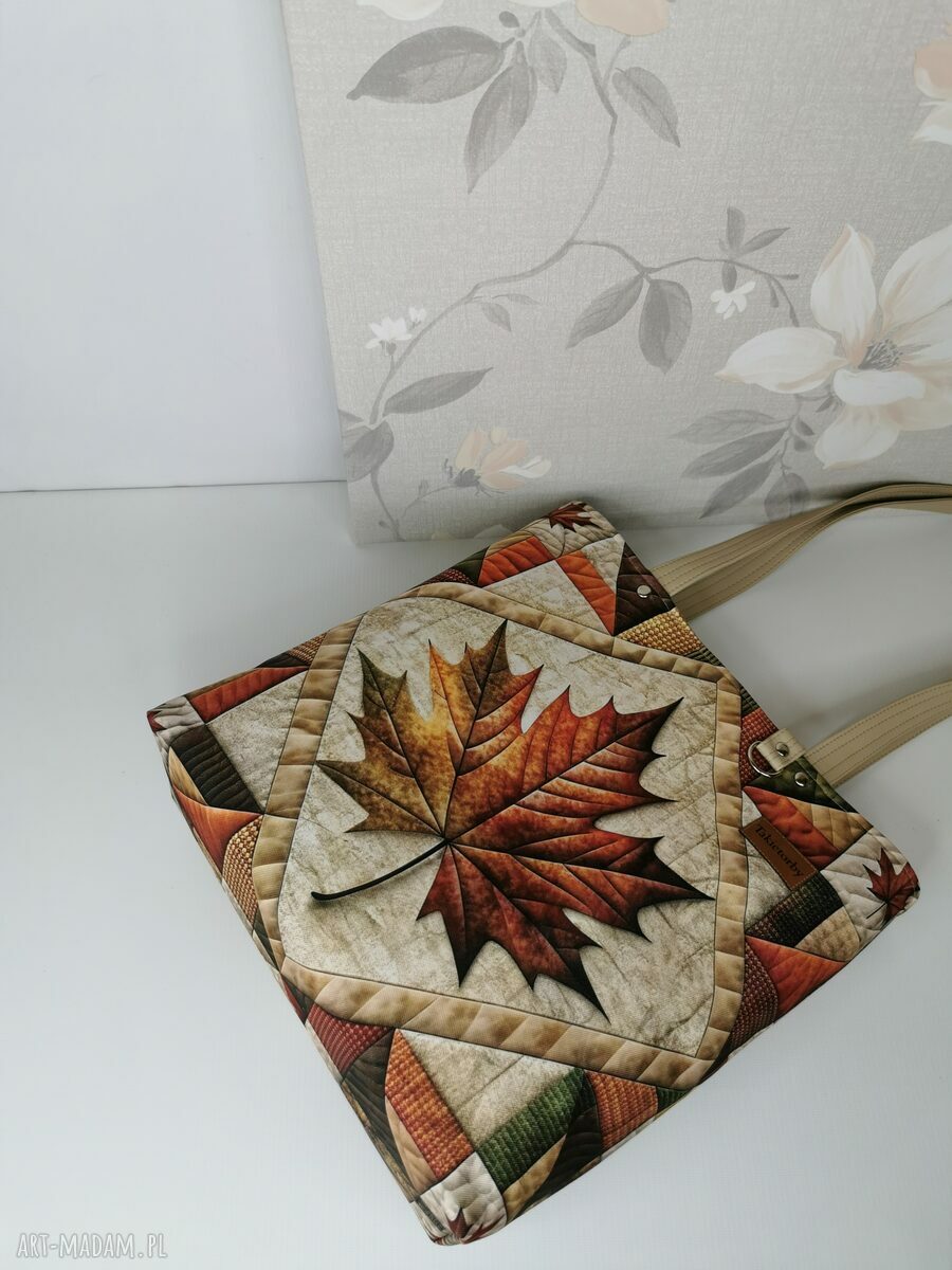 Duża shopper bag na ramię z motywem liścia klonu - zapinana na zamek