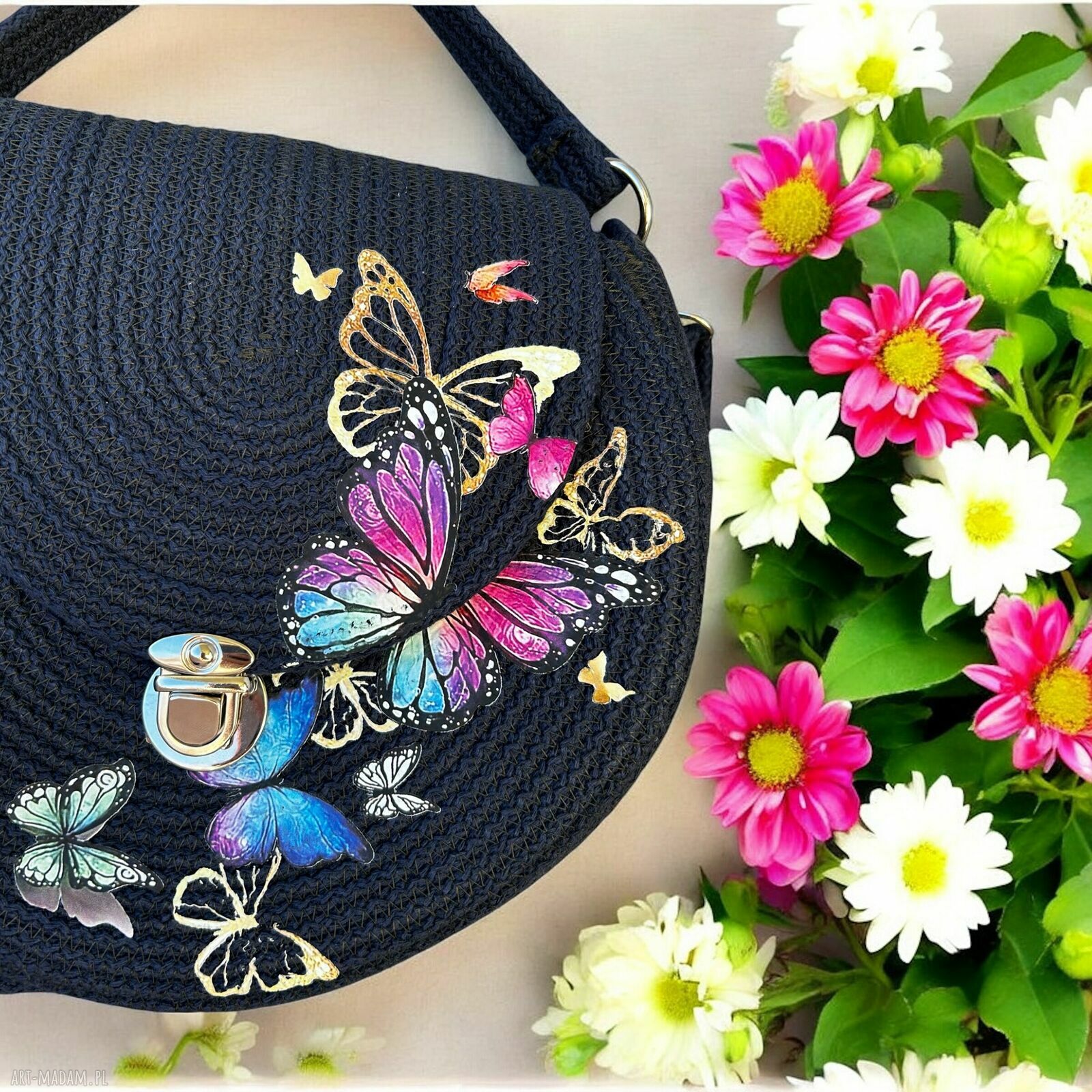 Okrągła torebka boho na ramię - handmade ze sznurka z haftem motyli