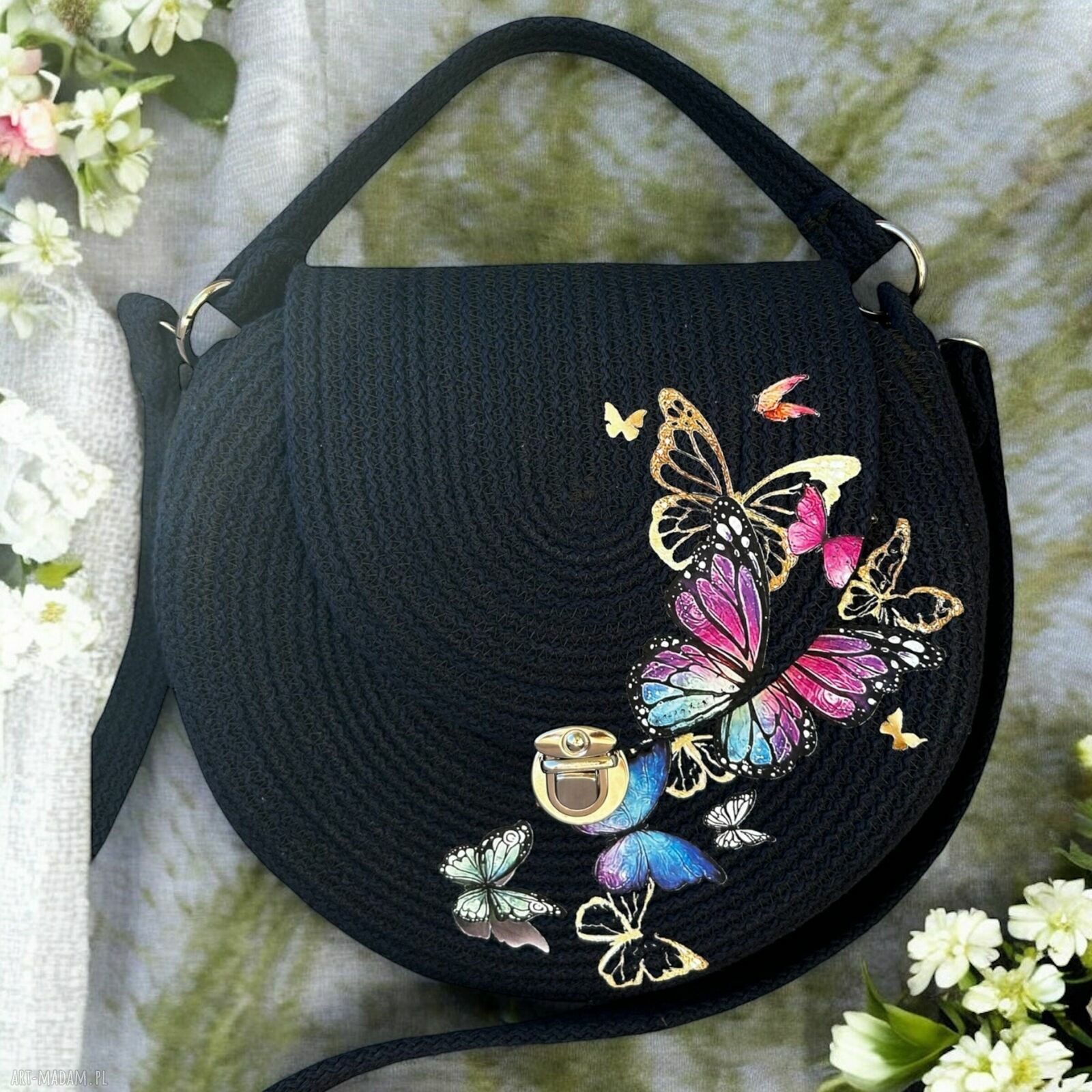 Okrągła torebka boho na ramię - handmade ze sznurka z haftem motyli