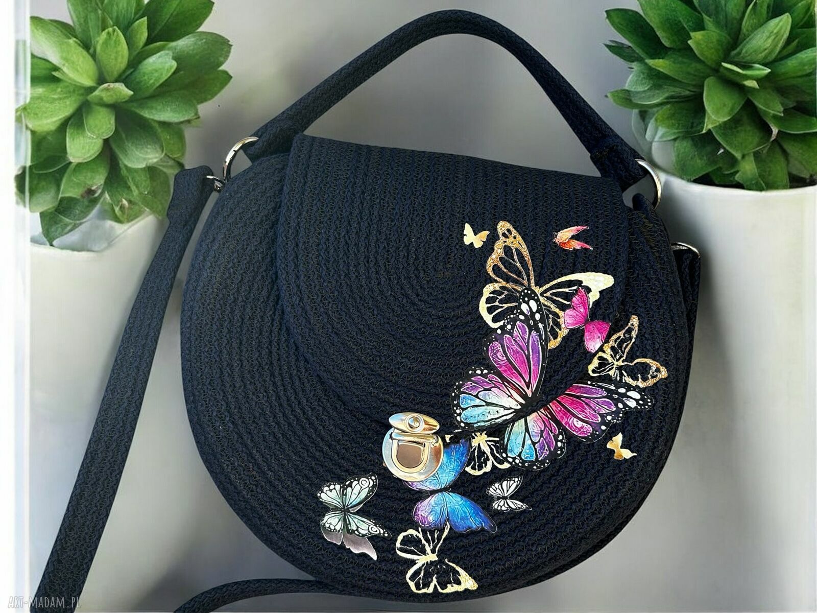 Okrągła torebka boho na ramię - handmade ze sznurka z haftem motyli