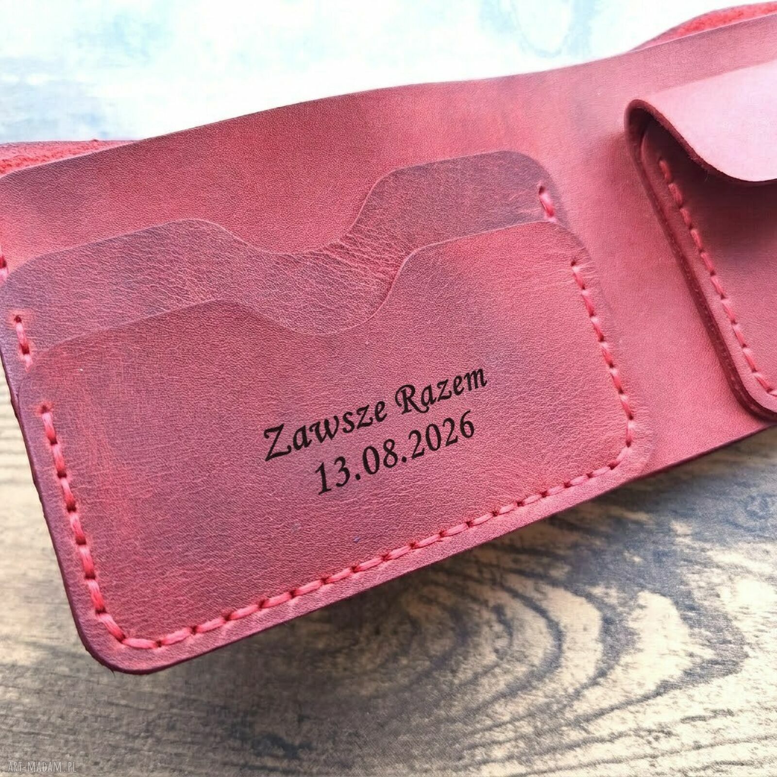 Czerwony skórzany portfel damski z personalizowanym grawerem
