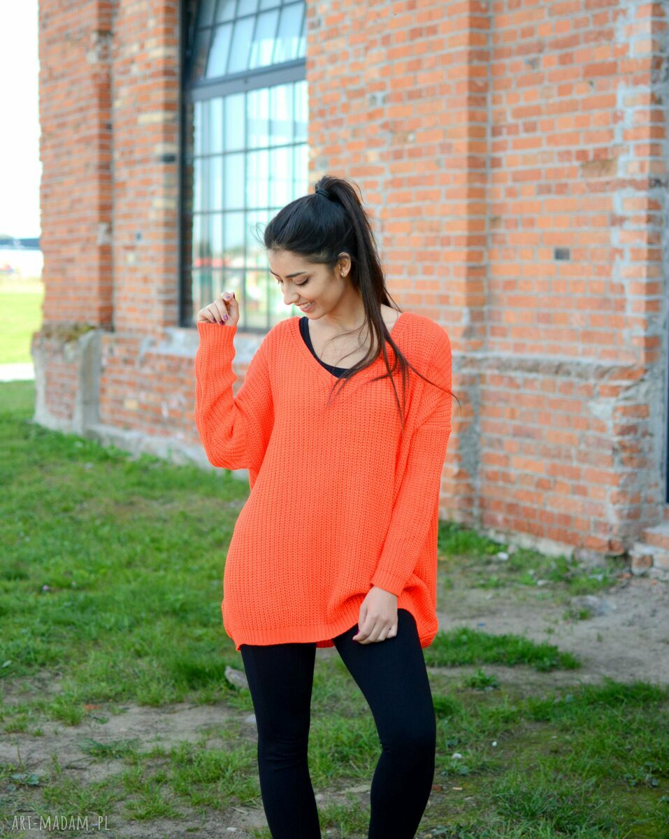 damski sweter oversize, jesienny, luźny, szeroki, pomarańczowy sweterek damski z dekoltem w serek