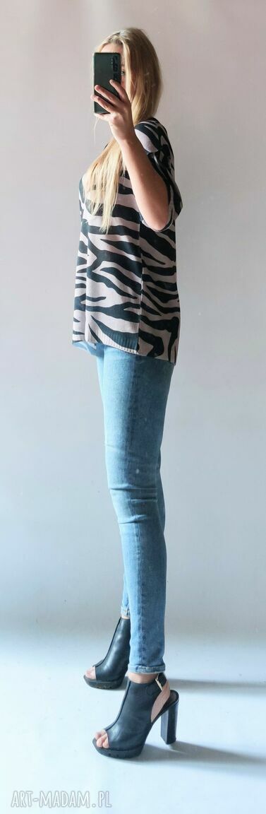 Sweter damski oversize Zebra z dekoltem w łódkę i rękawem 3/4